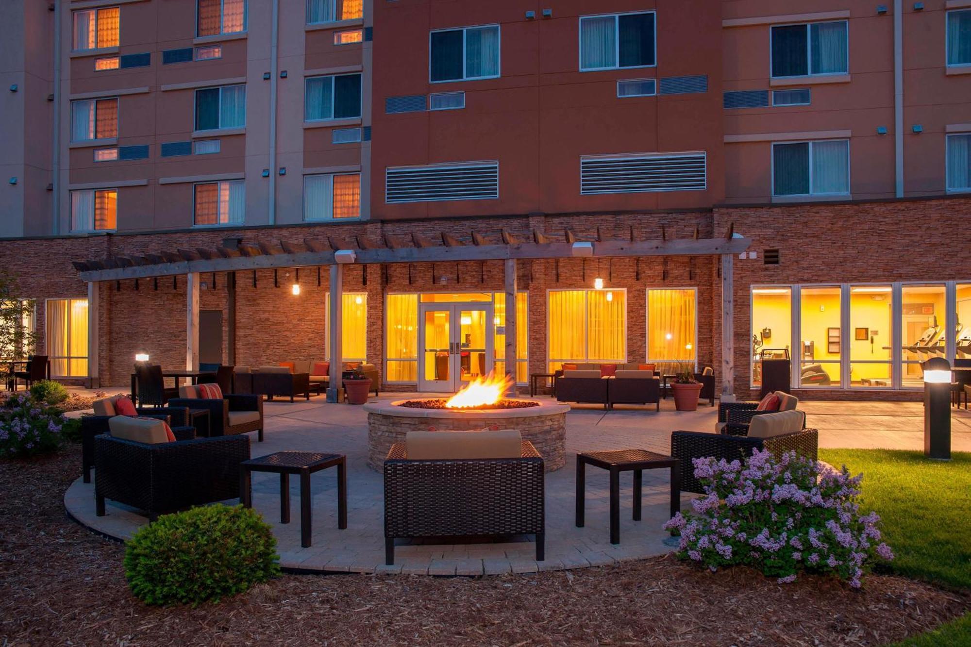 Courtyard Milwaukee Airport Hotel Bagian luar foto