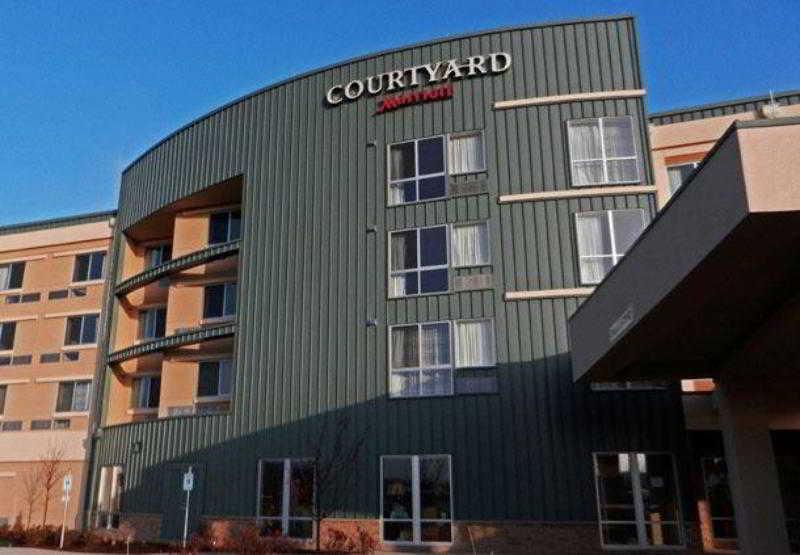 Courtyard Milwaukee Airport Hotel Bagian luar foto